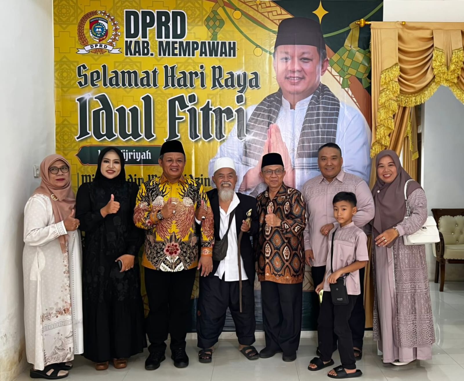 BERKUNJUNG: Safruddin Asra beserta istri berfoto bersama masyarakat yang berkunjung saat silaturahmi Idulfitri di kediaman dinasnya.