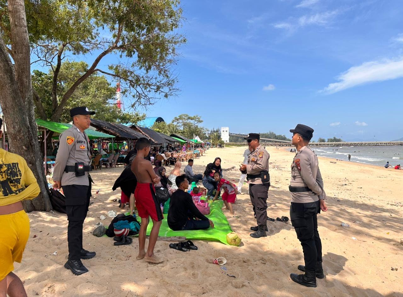 Polisi  saat Amankan Pantai Gratis Singkawang dan Imbau Pengunjung Tetap Waspada
