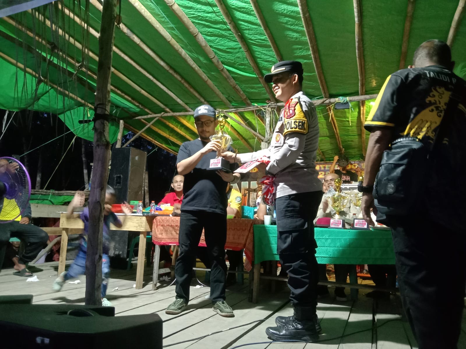 Penyerahan trofi juara pada penutupan Turnamen Sepak Bola Tahun Baru Cup 2025 di Mandor berlangsung meriah.