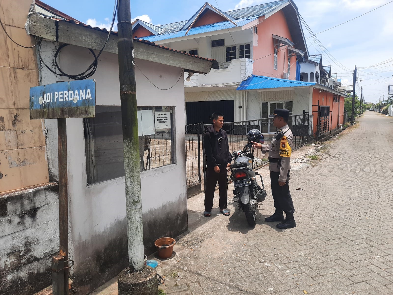 PATROLI: Personel Subsatgas Binmas Ops Ketupat Kapuas 2026 saat memberikan sosialisasi, dan imbauan kepada petugas keamanan komplek perumahan di Kota Pontianak, Selasa (24/3).