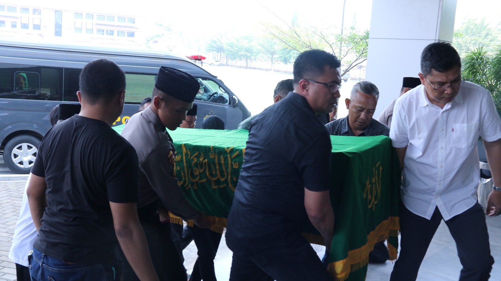 PENGHORMATAN : Kapolda Kalbar, Irjen Pol Pipit Rismanto memimpin prosesi penghormatan terakhir Kombes Pol Bestari Hamonangan Harahap di Masjid An Nur Polda Kalbar, Senin (23/3).