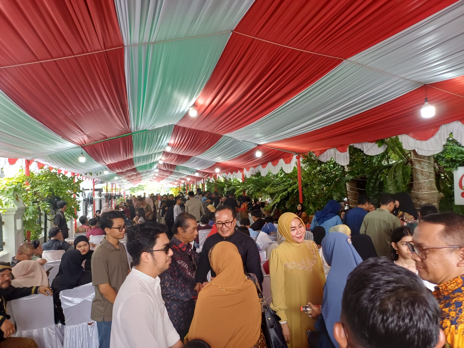 SAMBUT TAMU: Bupati Kubu Raya Sujiwo didampingi istri, Atzebiyatulensi, menyambut hangat para tamu yang hadir pada Silaturahmi Idulfitri di kediamannya di Sungai Raya Dalam, Senin (23/3).