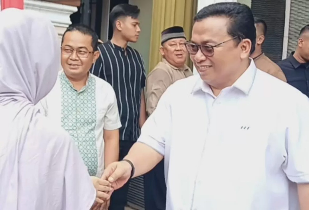 OPEN HOUSE: Wabup Kubu Raya Sukiryanto menyambut tamu saat open house di kediamannya, Selasa (24/3). 