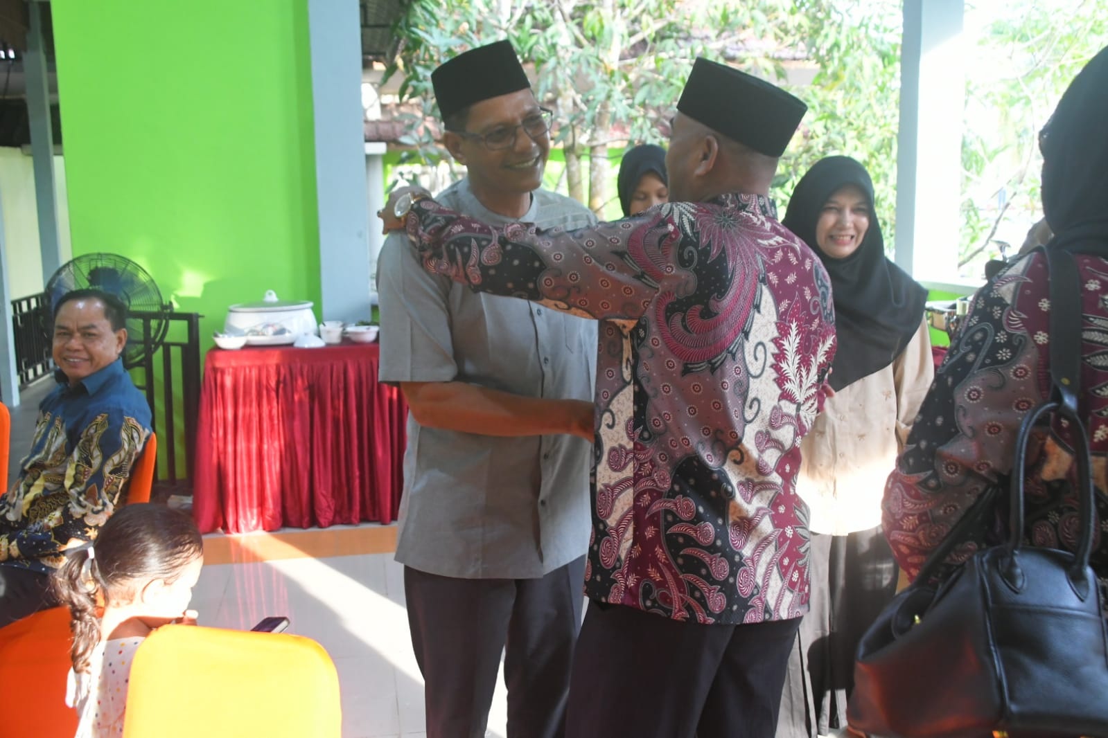  OPEN HOUSE : Wakil Bupati Kayong Utara, Kalimantan Barat, Amru Chanwari saat menggelar kegiatan Open House Idul Fitri..    