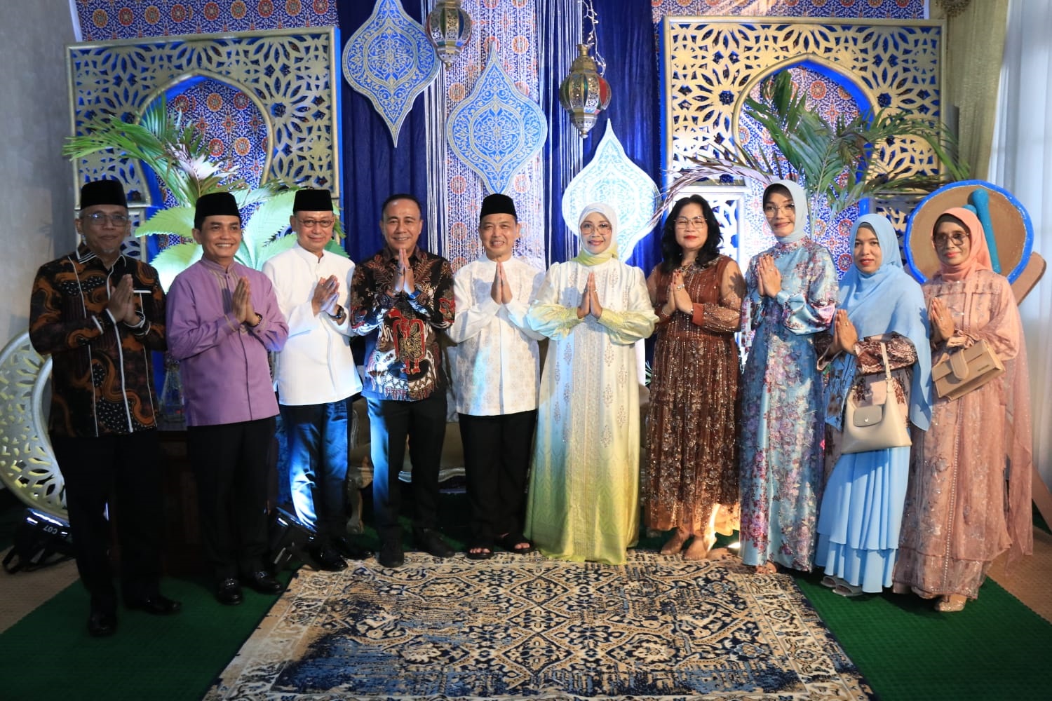 OPEN HOUSE: Gubernur Ria Norsan, dan Wakil Gubernur Krisantus Kurniawan saat berfoto bersama dengan tamu undangan yang hadir dalam Open House di Pendopo Gubernur Kalbar.