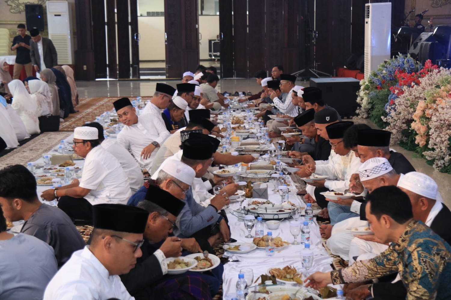 SAPRAHAN: Suasana saprahan di Pendopo Gubernur Kalimantan Barat saat perayaan Idulfitri 1447. 