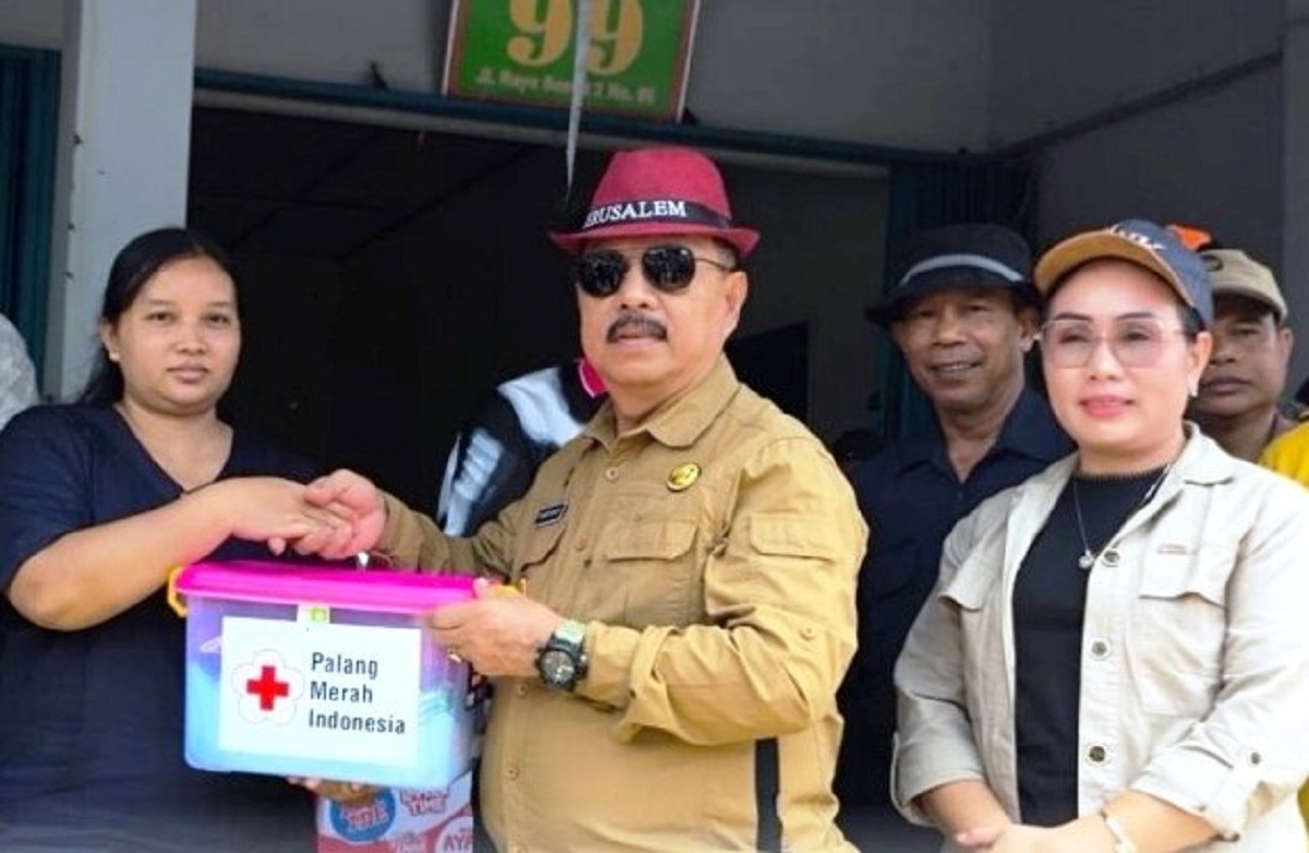 BANTUAN: Bupati Sanggau, Yohanes Ontot, didampingi Wakil Bupati Susana Herpena menyerahkan bantuan kepada korban kebakaran. 
