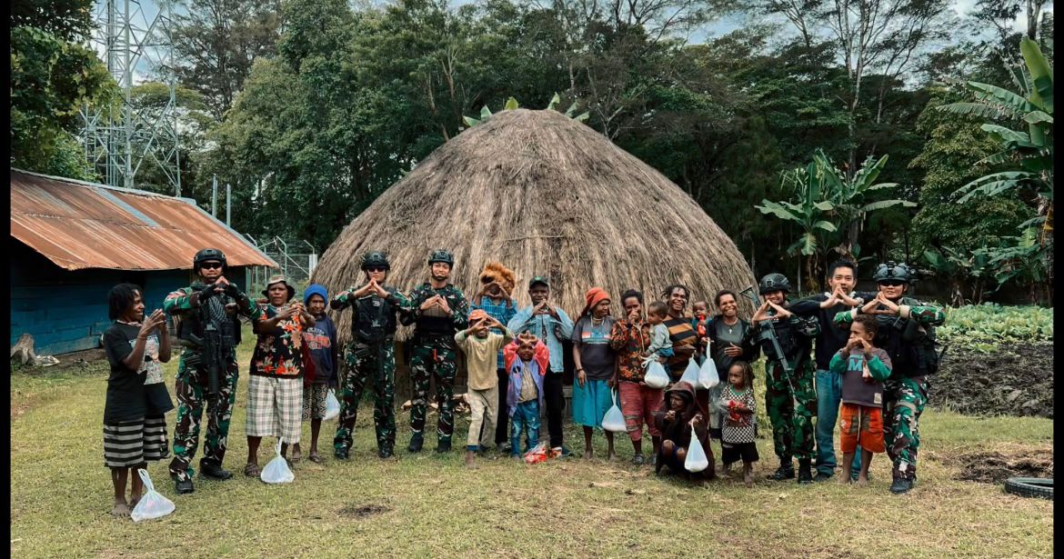 Kebersamaan prajurit Satgas Yon Parako 466 Pasgat dan warga pedalaman Papua usai kegiatan sosial, penuh kehangatan dan kepedulian.