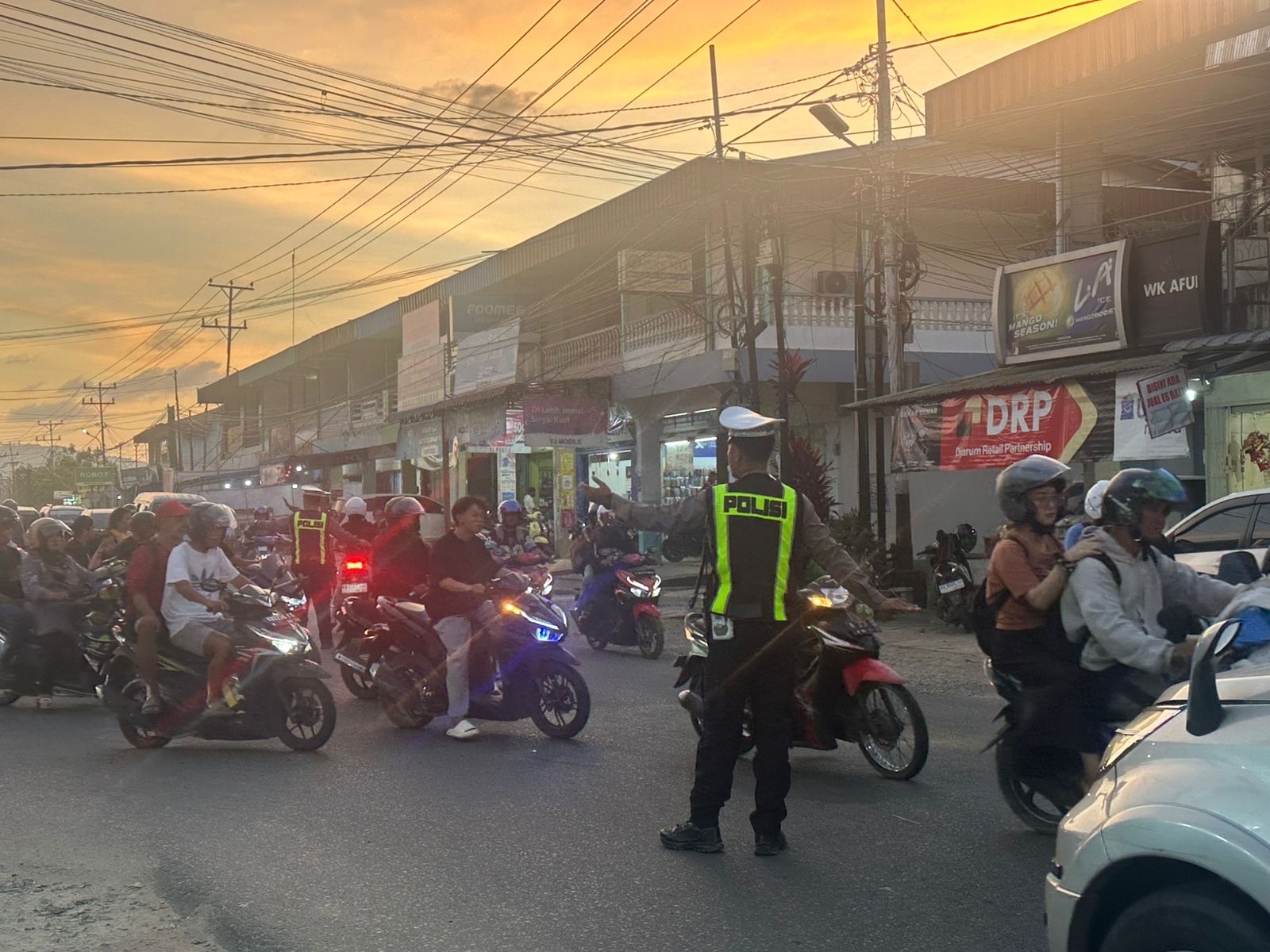 Polisi saat Atur Lalu Lintas di Bundaran AI dan BLKI Singkawang