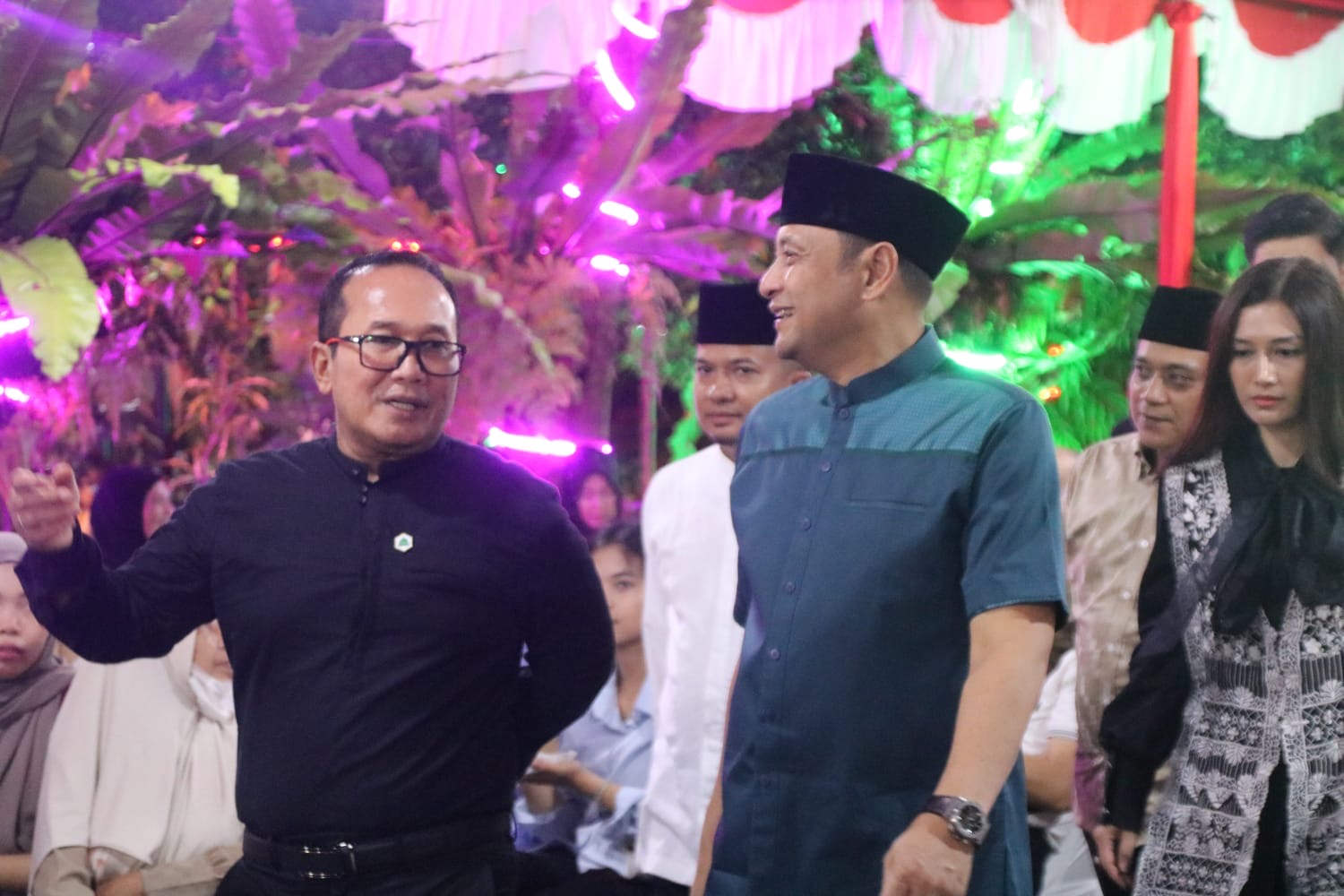 Kapolda Kalbar berbincang hangat dengan Bupati Kubu Raya saat silaturahmi Idulfitri, memperkuat sinergi dan kebersamaan.