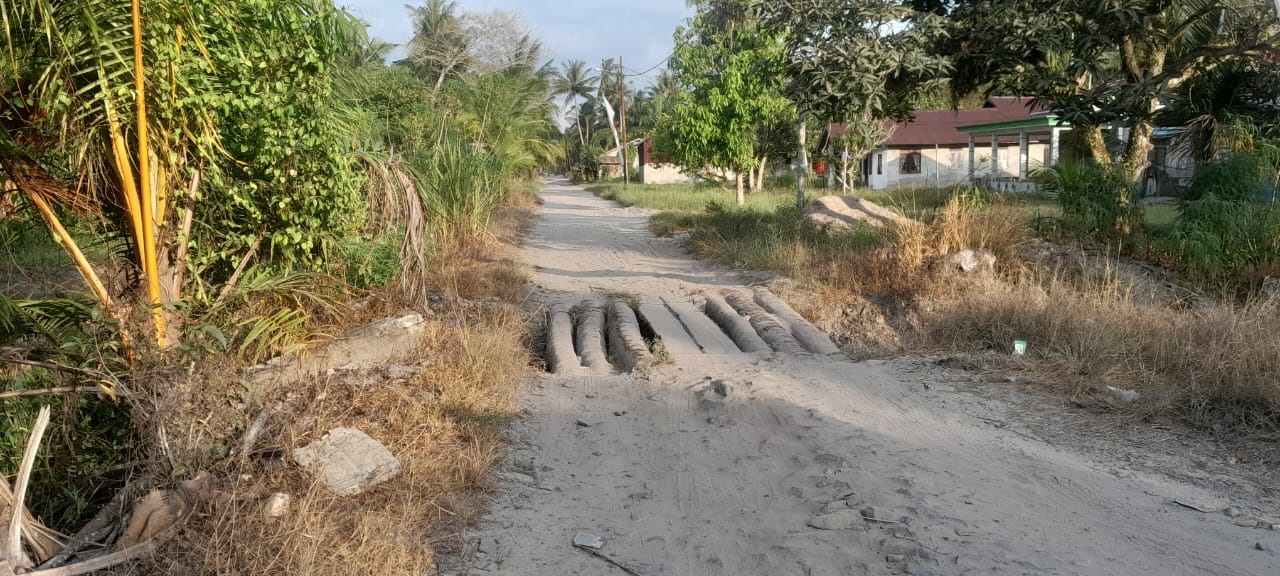 RUSAK: Kondisi jalan rusak di Desa Simpang Empat, Kecamatan Tangaran. Berbatu dan berdebu menjadi pemandangan sehari hari masyarakat setempat.