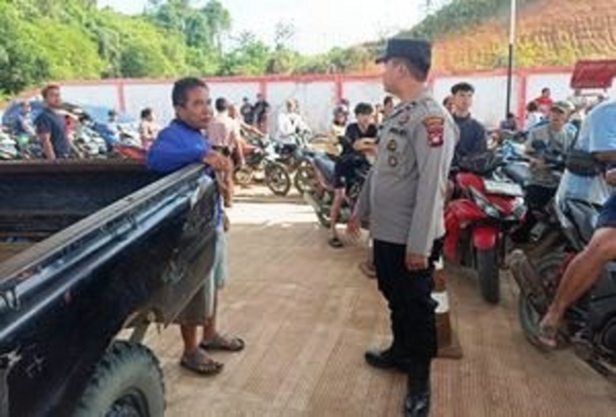 CEK SPBU: Personel Polsek Bonti saat melakukan patrol di SPBU Dusun Upe.