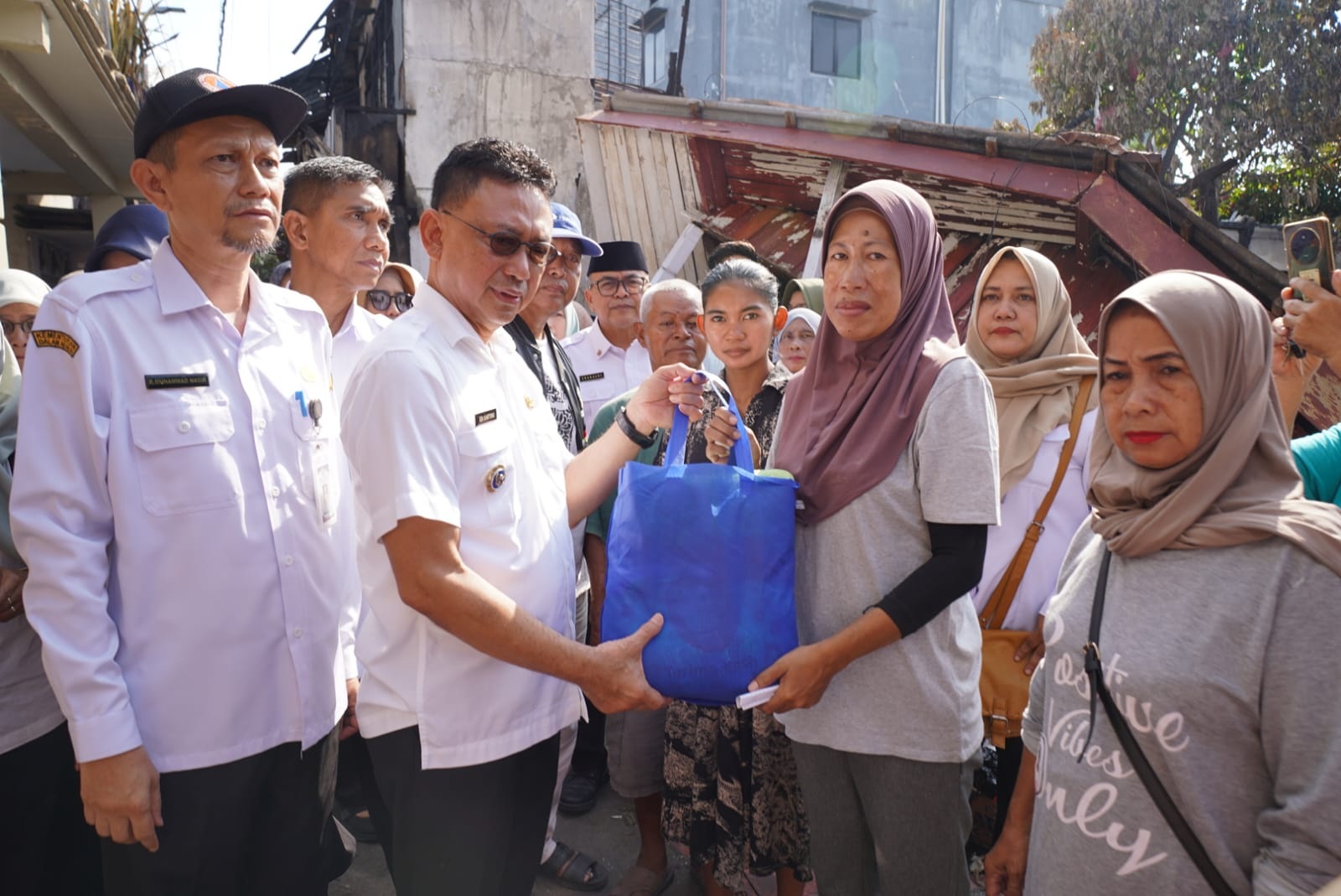 BANTUAN: Wali Kota Pontianak Edi Rusdi Kamtono menyerahkan bantuan kepada korban kebakaran di Gang Tamang I, Pontianak Barat.   