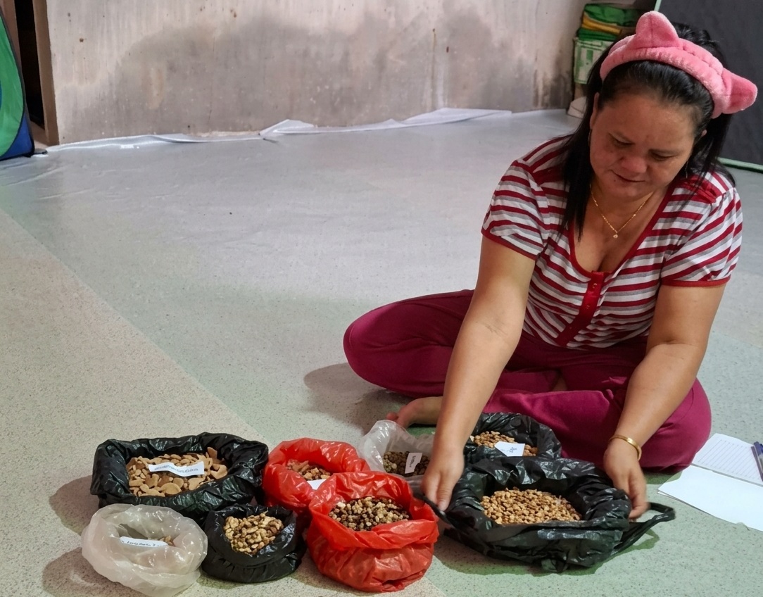 MERACIK: Susana meracik bahan tanaman obat di rumahnya di Dusun Sekabuk, Sadaniang, Mempawah.  