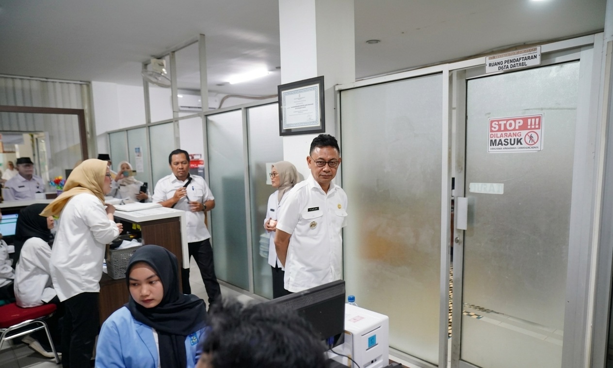 SIDAK: Wali Kota Pontianak Edi Rusdi Kamtono saat melakukan inspeksi mendadak di salah satu instansi pada lingkup Pemerintah Kota Pontianak pasca-libur Idulfitri, Rabu (25/3/2026). 