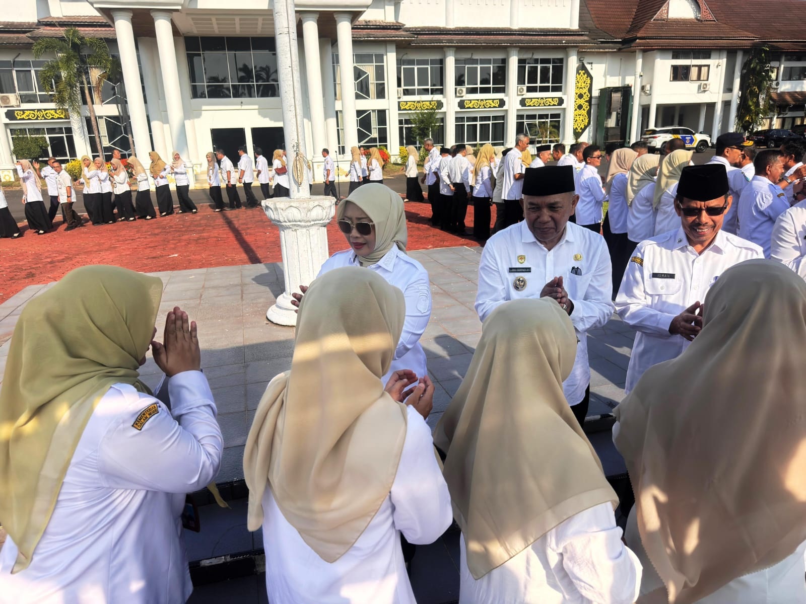 HALAL BIHALAL: Bupati Erlina bersalam-salaman dengan para ASN Pemkab Mempawah.