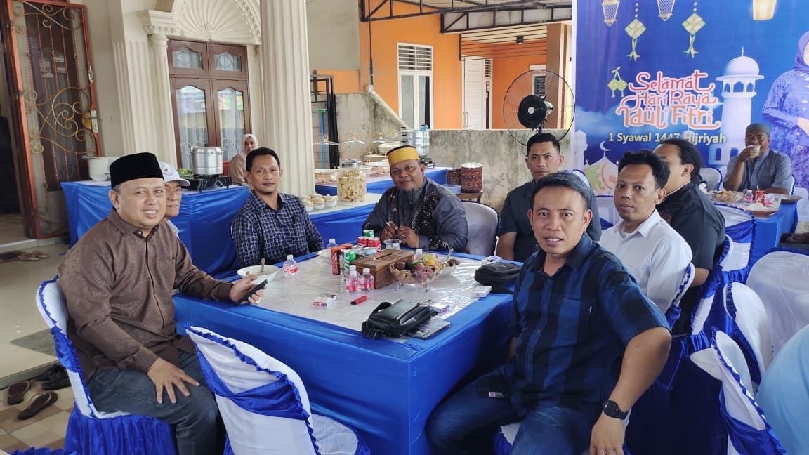 OPEN HOUSE: Wakil Ketua DPRD Mempawah, Riduan M Yusuf (kanan) bersama warga yang berkunjung saat open house di kediamannya.