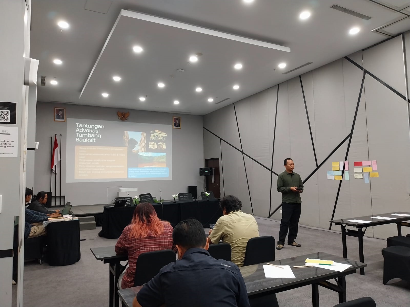 PAPARAN: Direktur Link-AR Borneo, Ahmad Syukri saat memberikan paparan dalam kegiatan workshop tata kelola pertambangan bauksit yang berkelanjutan, pekan lalu. 