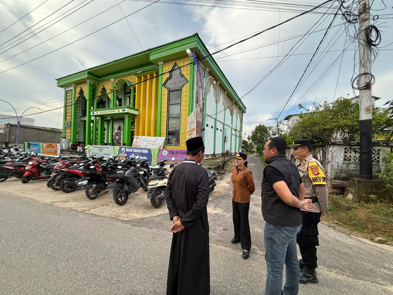 SAPA: Bupati Landak Karolin Margret Natasa menyapa jamaah usai salat Id di Masjid AtTaqwa Ngabang pada Sabtu (21/3) pagi.