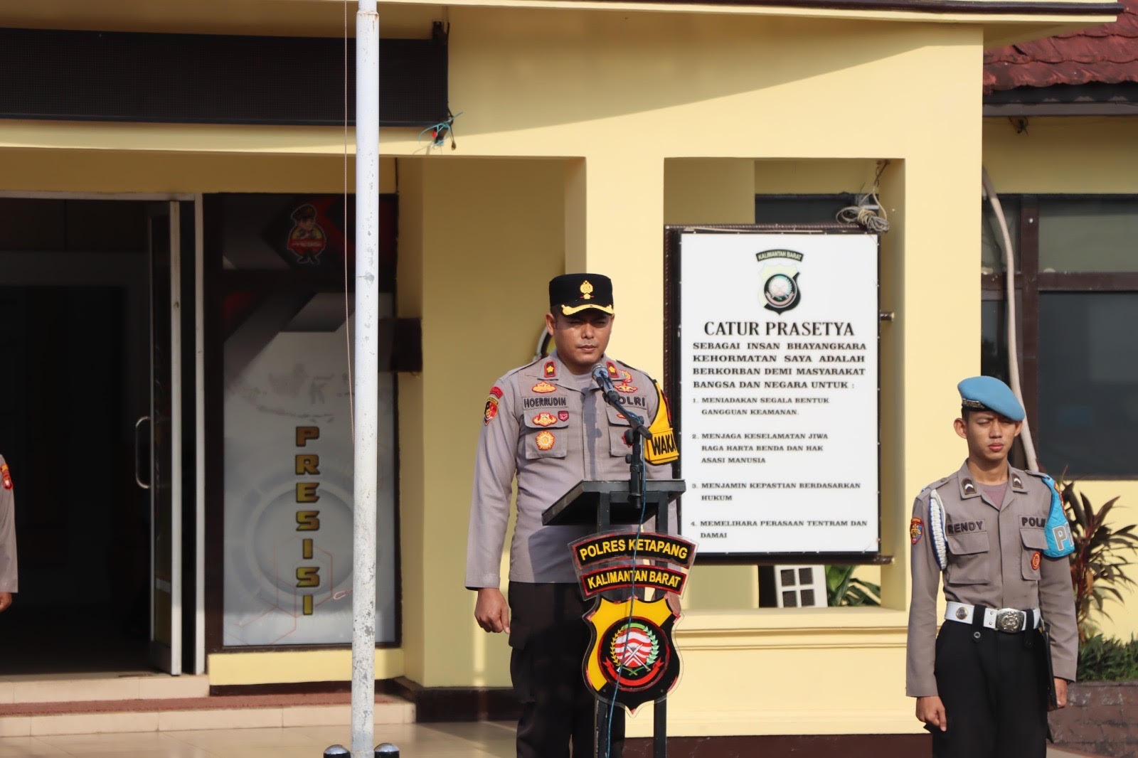 ARAHAN : Wakapolres Ketapang, Kompol Hoerrudin, memberikan arahan saat memimpil apel, Rabu (25/3).