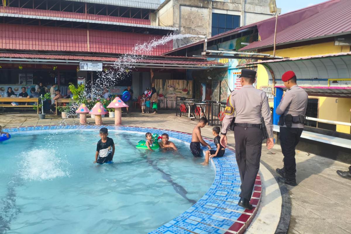 Personel Polres Sekadau menggelar patroli di objek wisata pasca lebaran pada Selasa (24/3). 