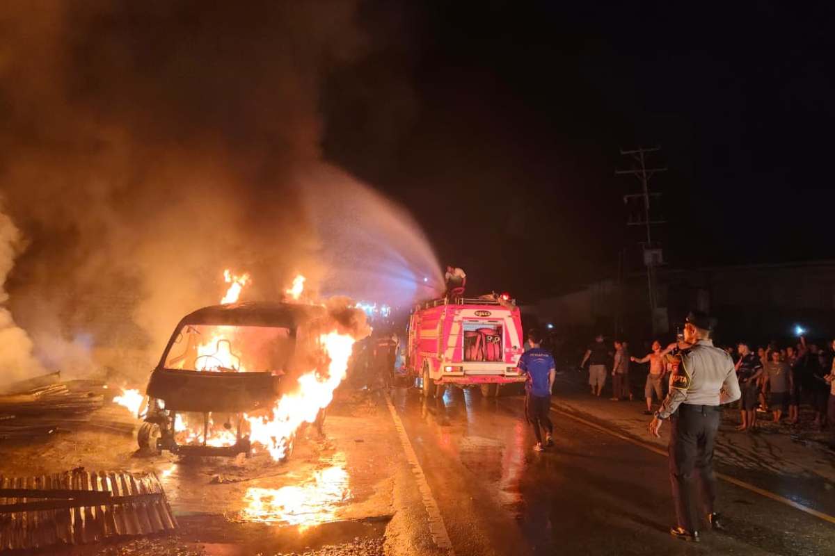 Mobil warga terbakar di Desa Gonis Tekam, Kecamatan Sekadau Hilir, Kabupaten Sekadau pada Selasa malam (24/3/2026).
