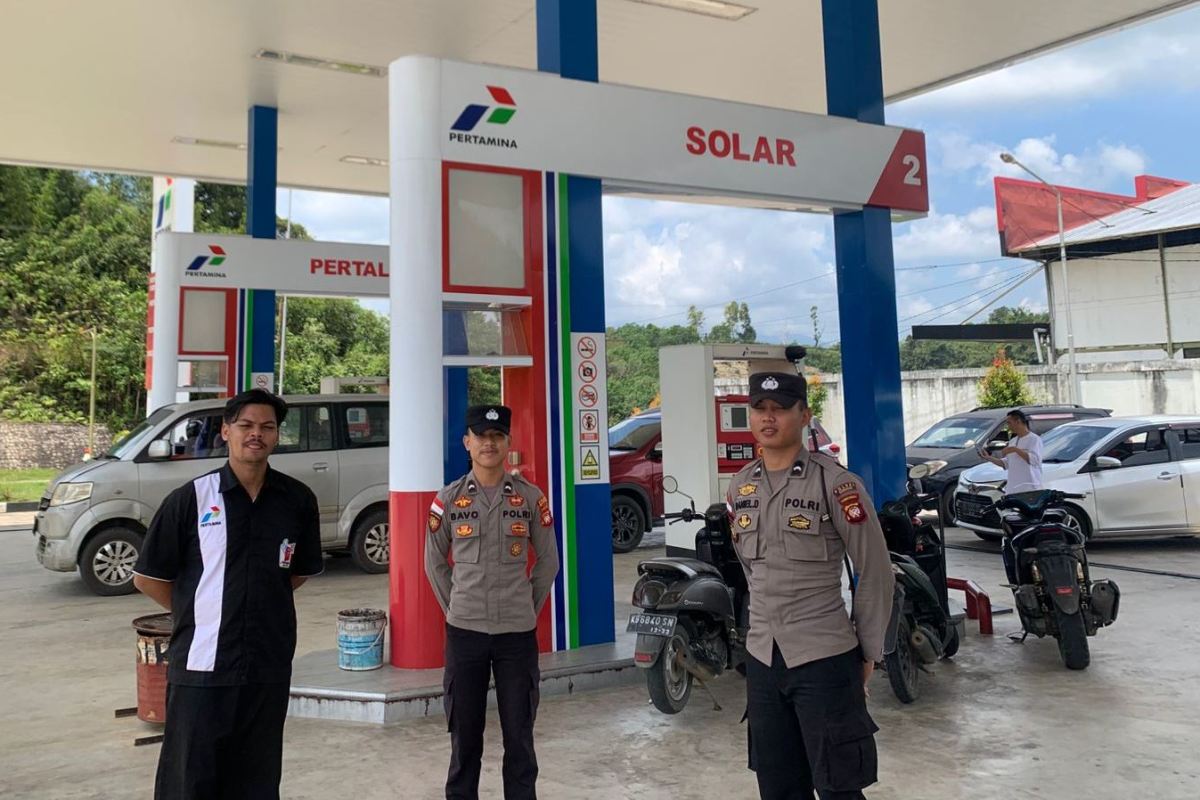 Personel Polsek Entikong menggelar patroli di sejumlah SPBU di wilayah tersebut pada Selasa (24/3). 