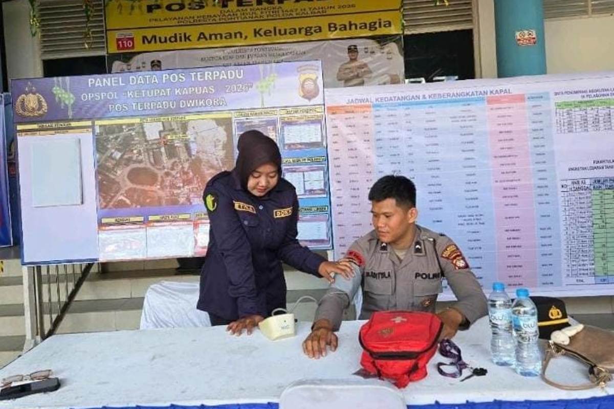 Sidokkes Polresta Pontianak melakukan pemeriksaan kesehatan bagi anggota yang bertugas di Pospam, Selasa (24/3). 