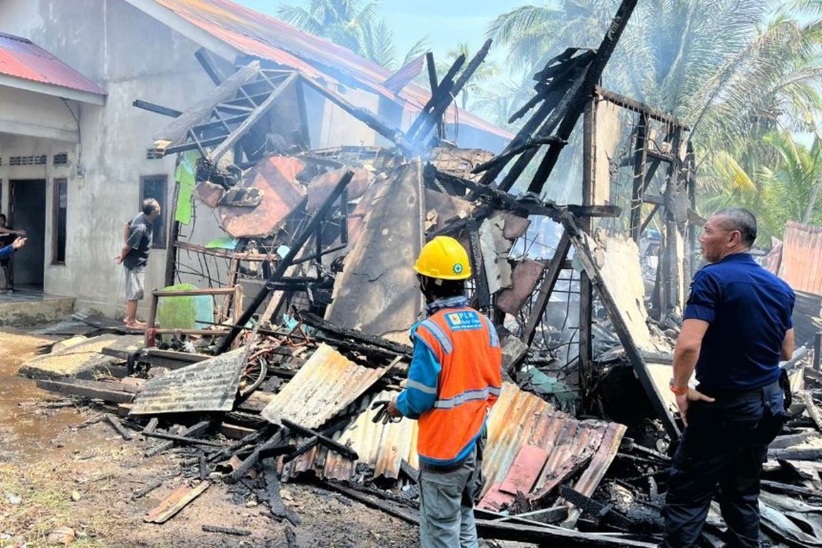 Petugas dan warga berjibaku memadamkan api yang membakar rumah kontrakan di Kecamatan Mempawah Timur, Kabupaten Mempawah, Kamis (26/3).