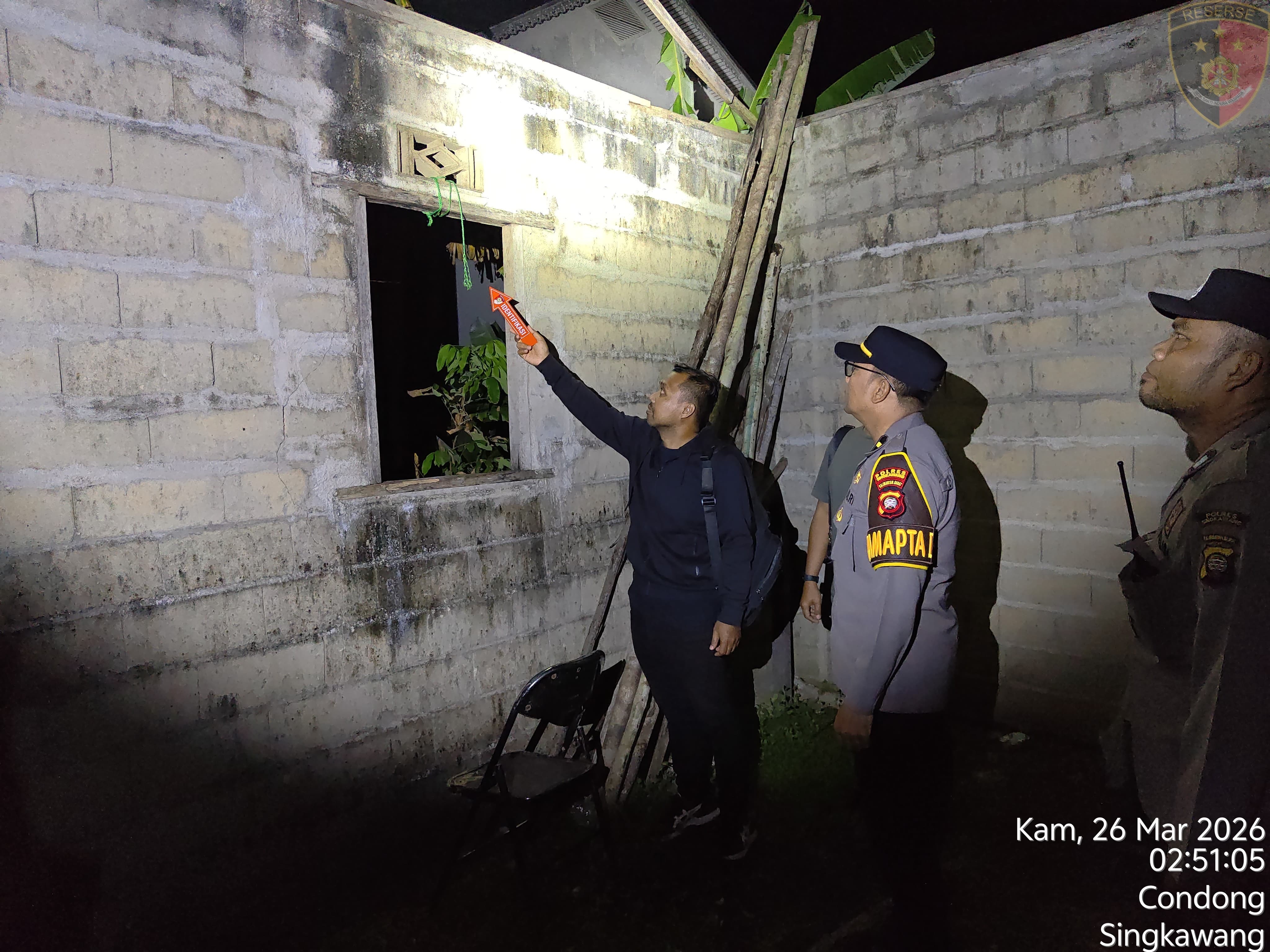 Petugas kepolisian melakukan olah TKP di lokasi kejadian di kawasan Sekip Lama, Singkawang, Kamis (26/3) dini hari.