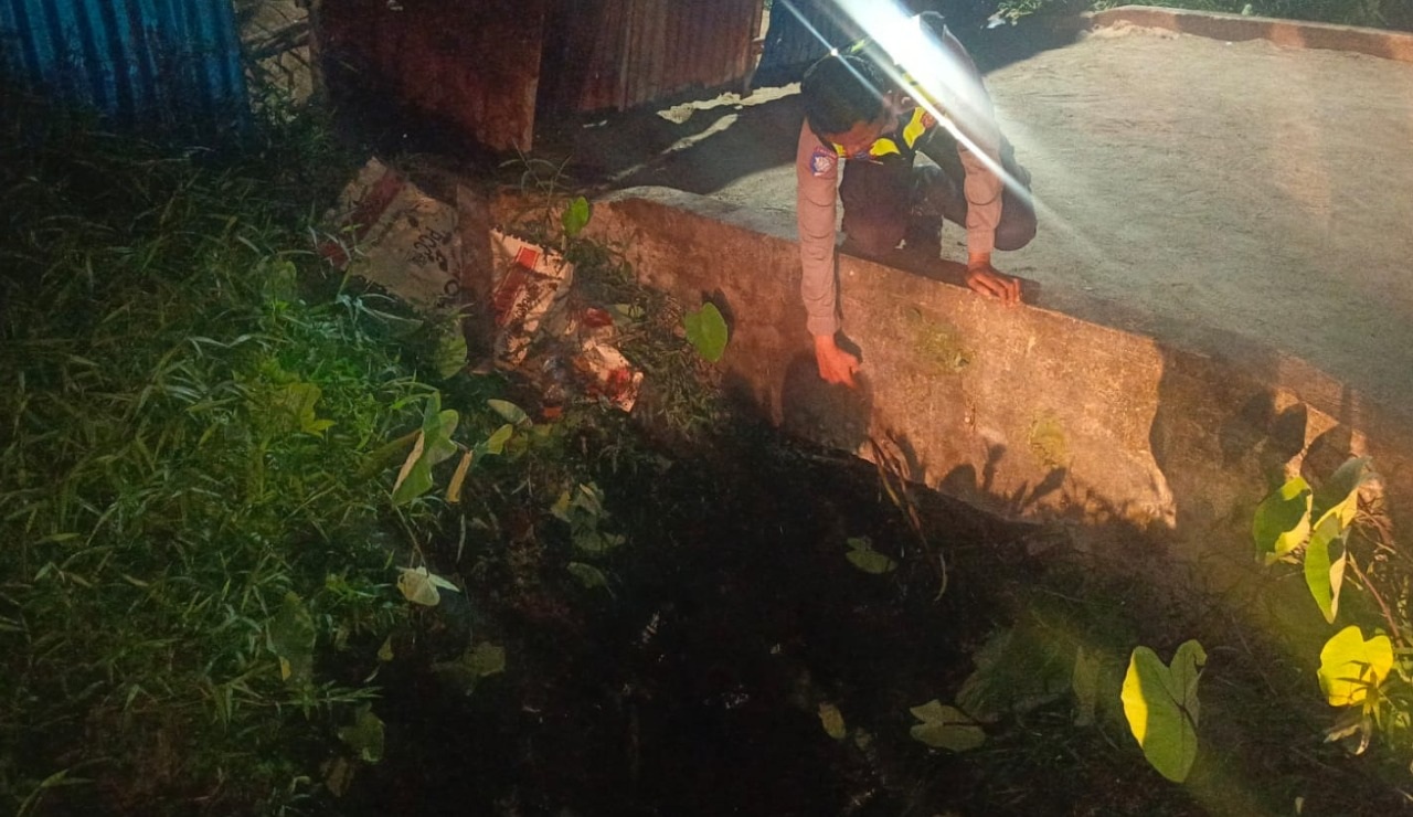EVAKUASI: Petugas mengevakuasi sepeda motor korban kecelakaan tunggal di Jalan Angkasa Pura II, Sungai Raya, Senin (23/3) malam. Pengendara berinisial ATW (27) meninggal di lokasi setelah terjun parit