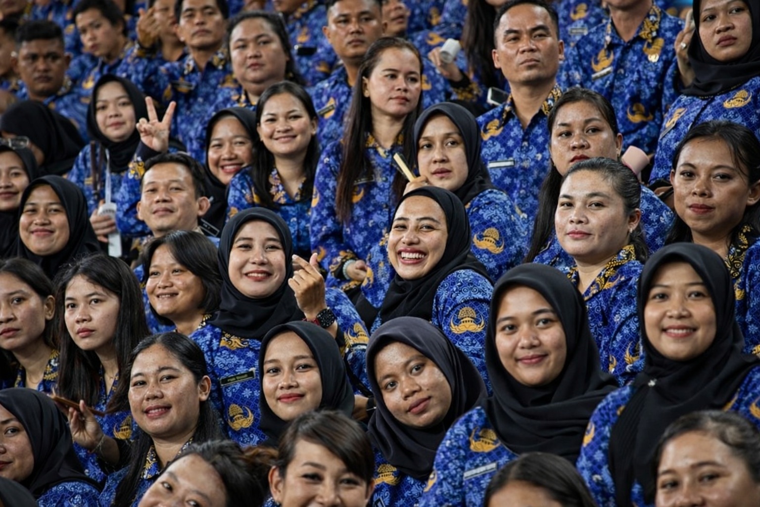 LULUS PPPK: Wajah bahagia para penerima SK PPPK Paruh Waktu Kabupaten Sintang di Indoor Apang Semangai, Sintang pada Rabu (17/12/2025).  