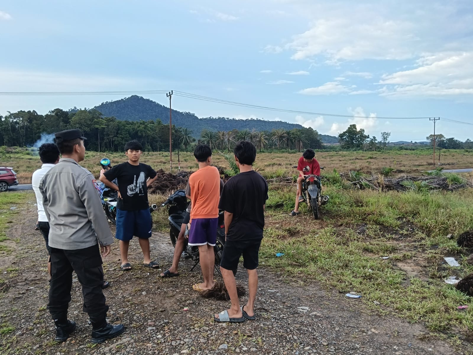 Petugas Polsek Belimbing memberikan imbauan kepada remaja untuk mencegah aksi balapan liar di kawasan Desa Batu Buil.