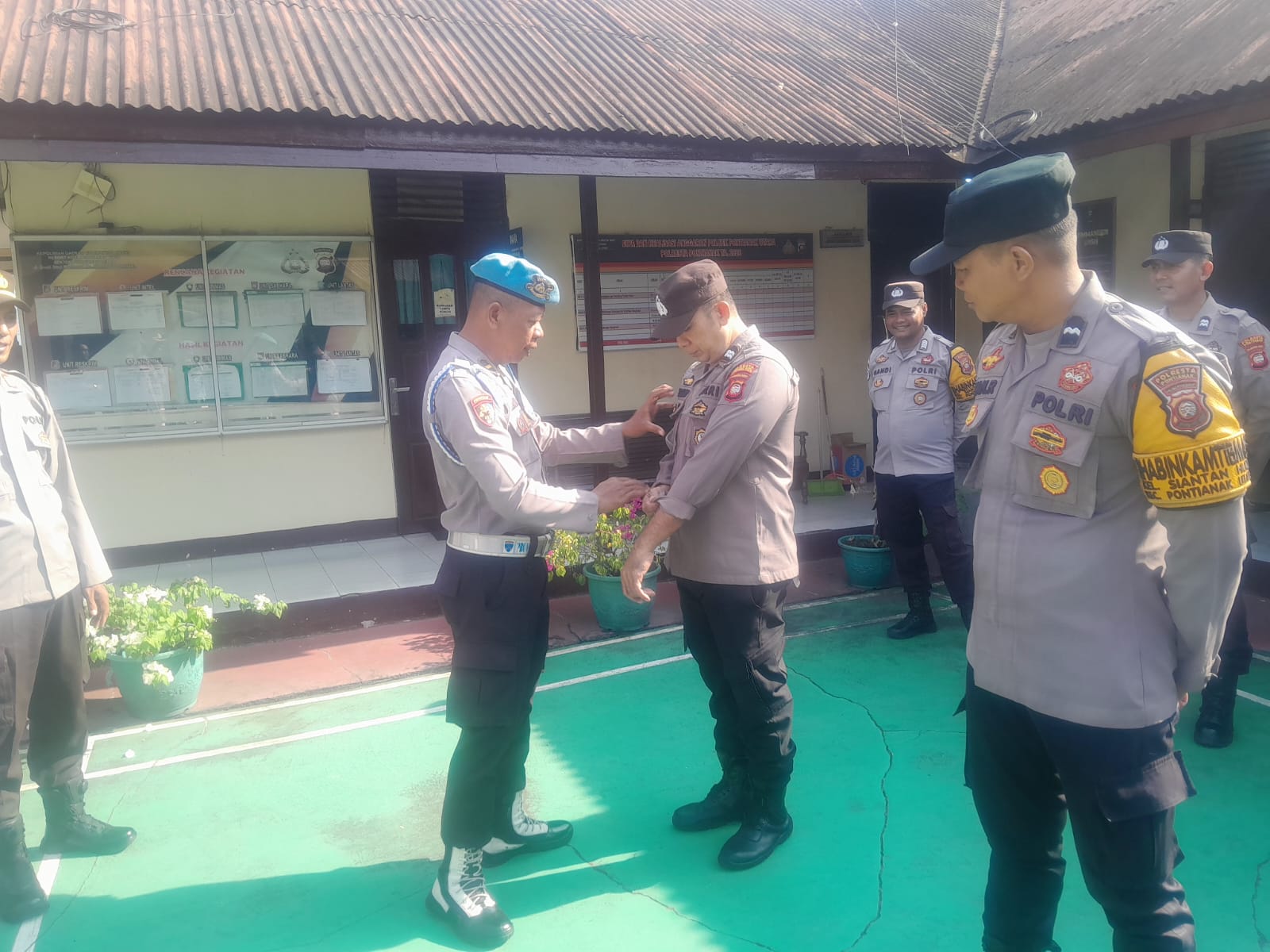 Petugas Provos Polsek Pontianak Utara memeriksa kelengkapan atribut anggota pada hari pertama masuk kerja usai Lebaran sebagai bagian penegakan disiplin.
