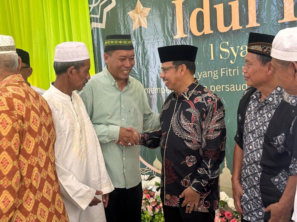 SAMBUT: Sekda Ismail saat menyambut tamu yang hadir dalam acara open house di rumah dinasnya.