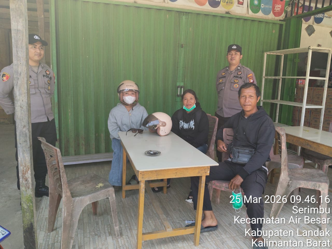 Petugas Polsek Air Besar berdialog dengan warga, sampaikan imbauan keselamatan jelang arus mudik Lebaran.