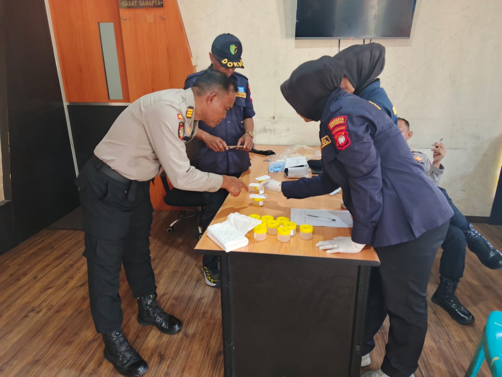 Personel Sat Samapta Polresta Pontianak jalani tes urine guna memastikan bebas narkoba dan menjaga profesionalisme.