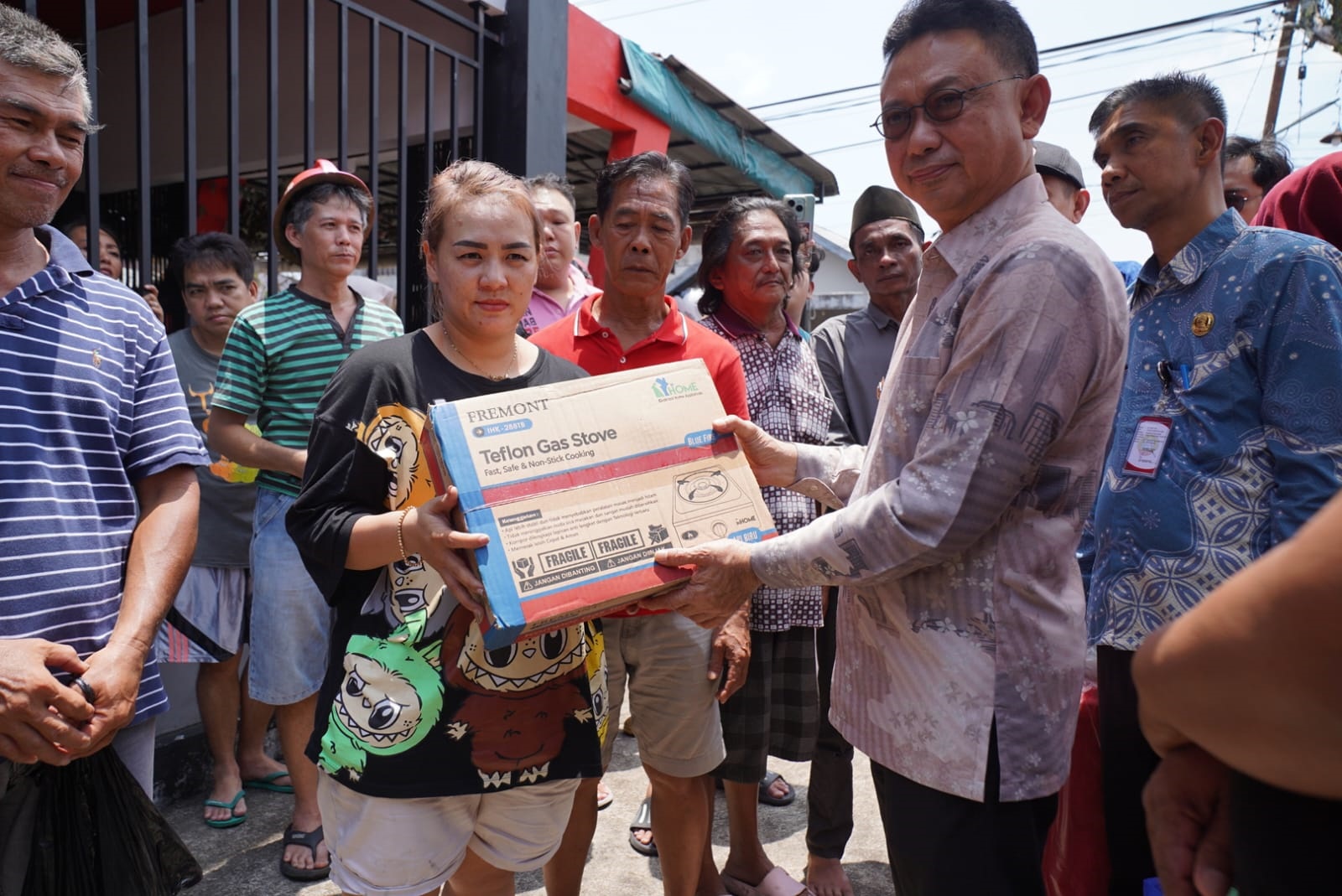 BANTUAN: Wali Kota Pontianak menyerahkan bantuan bagi korban kebakaran di Parit Wan Salim, Siantan.