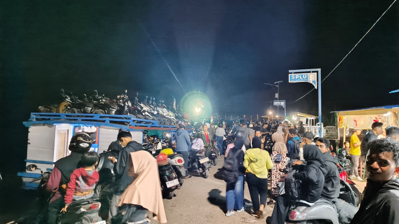 PELABUHAN : Arus balik Lebaran di Pelabuhan Sungai Teluk Batang, Kecamatan Teluk Batang.