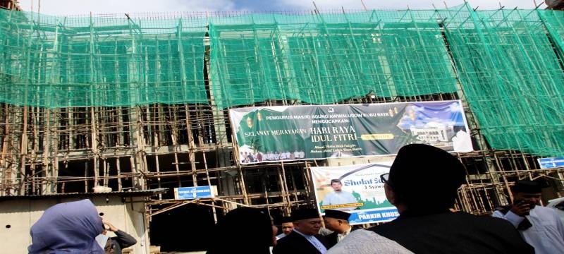 TINJAU: Bupati Kubu Raya Sujiwo meninjau progres pembangunan Masjid Agung Awwaluddin Kubu Raya, belum lama ini.