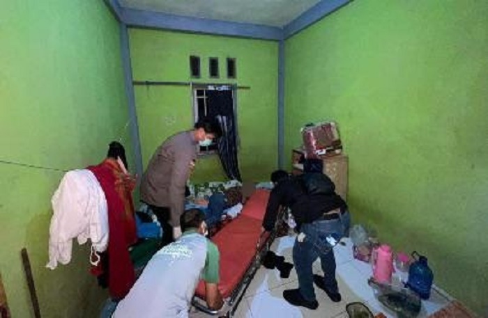 EVAKUASI: Petugas mengevakuasi jasad korban di kamar indekosnya. 
