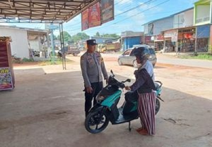 DIALOG: Petugas berdialog dengan warga saat pelaksanaan patrol kamtibmas.