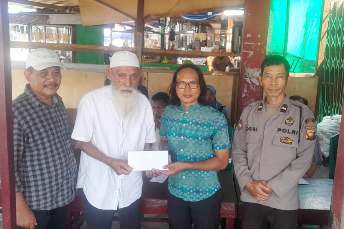Penyerahan bantuan kepada korban kebakaran Pasar Simpang Empat Kecamatan Tangaran dan Sengawang Teluk Keramat Kabupaten Sambas pada Jumat (27/3). 