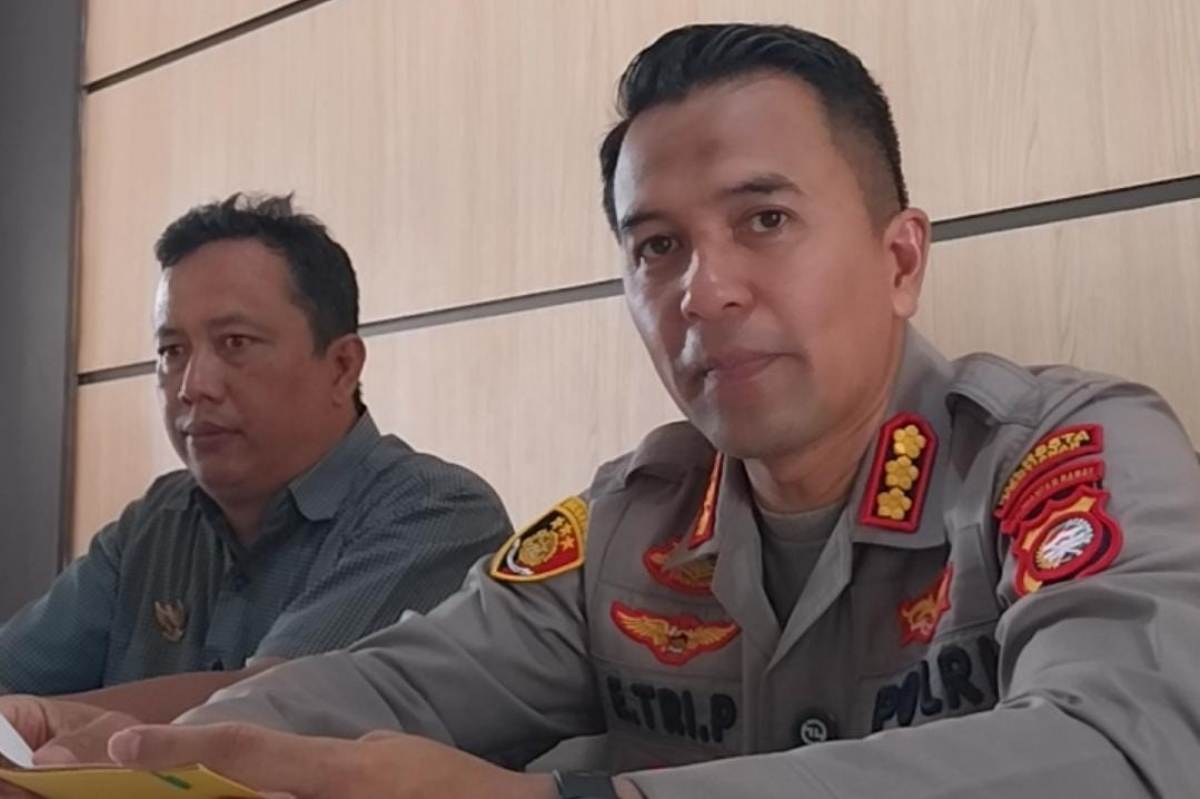 Kapolresta Kapolresta Pontianak, Kombes Pol Endang Tri Purwanto (kanan) saat memberikan keterangan pers bersama KPAD Kota Pontianak,  Jumat (27/3).