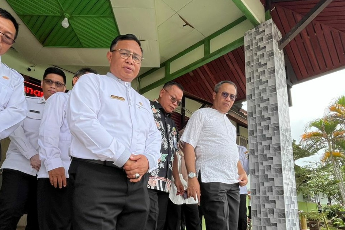 Kepala Dinas Pekerjaan Umum dan Penataan Ruang (PUPR) Kalimantan Barat, Iskandar Zulkarnaen (kiri).