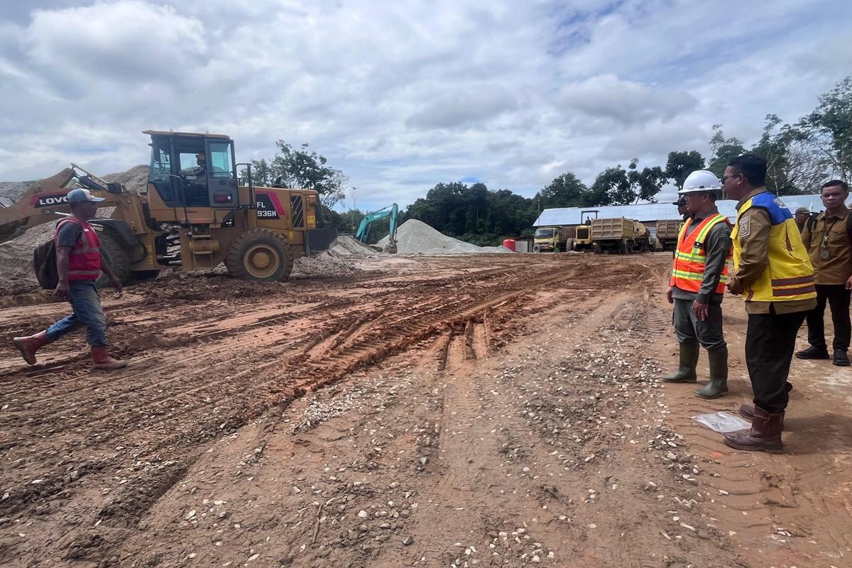 Gubernur Kalbar Ria Norsan menegaskan perbaikan infrastruktur jalan sebagai salah satu fokus utama di tengah keterbatasan anggaran.