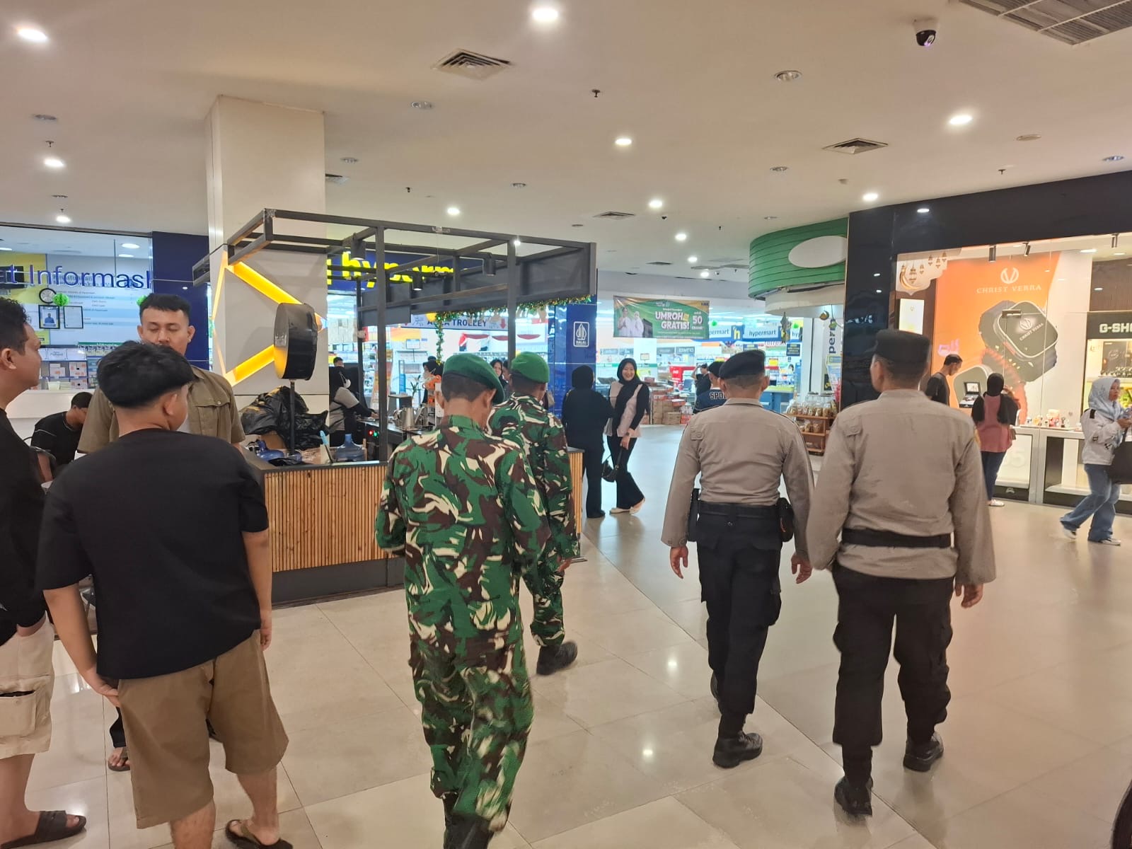 Patroli humanis TNI-POLRI di Singkawang Grand Mall.