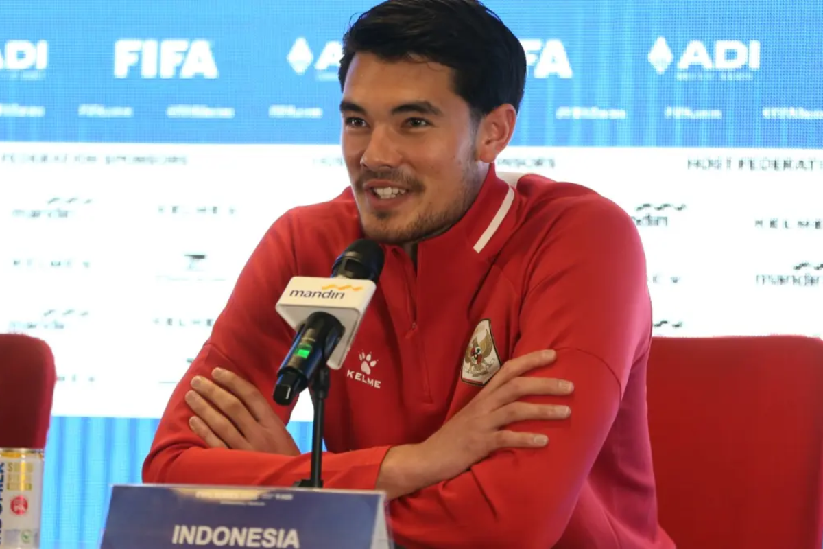 Pemain Timnas Indonesia Elkan Baggott berbicara dalam konferensi pers jelang FIFA Series 2026, Kamis (26/3). 