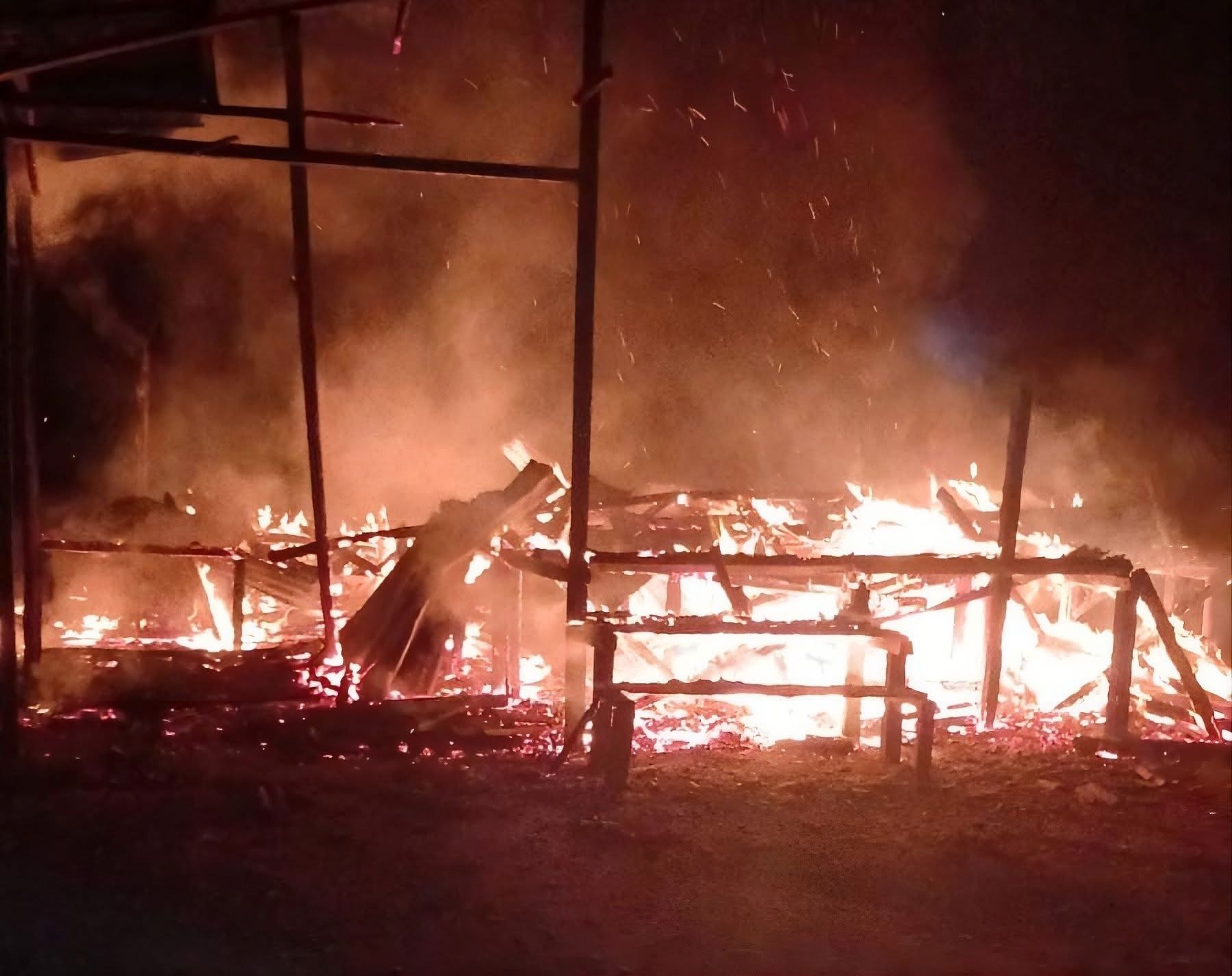TEROR : Salah satu rumah warga di Air Upas yang dibakar orang tak dikenal.