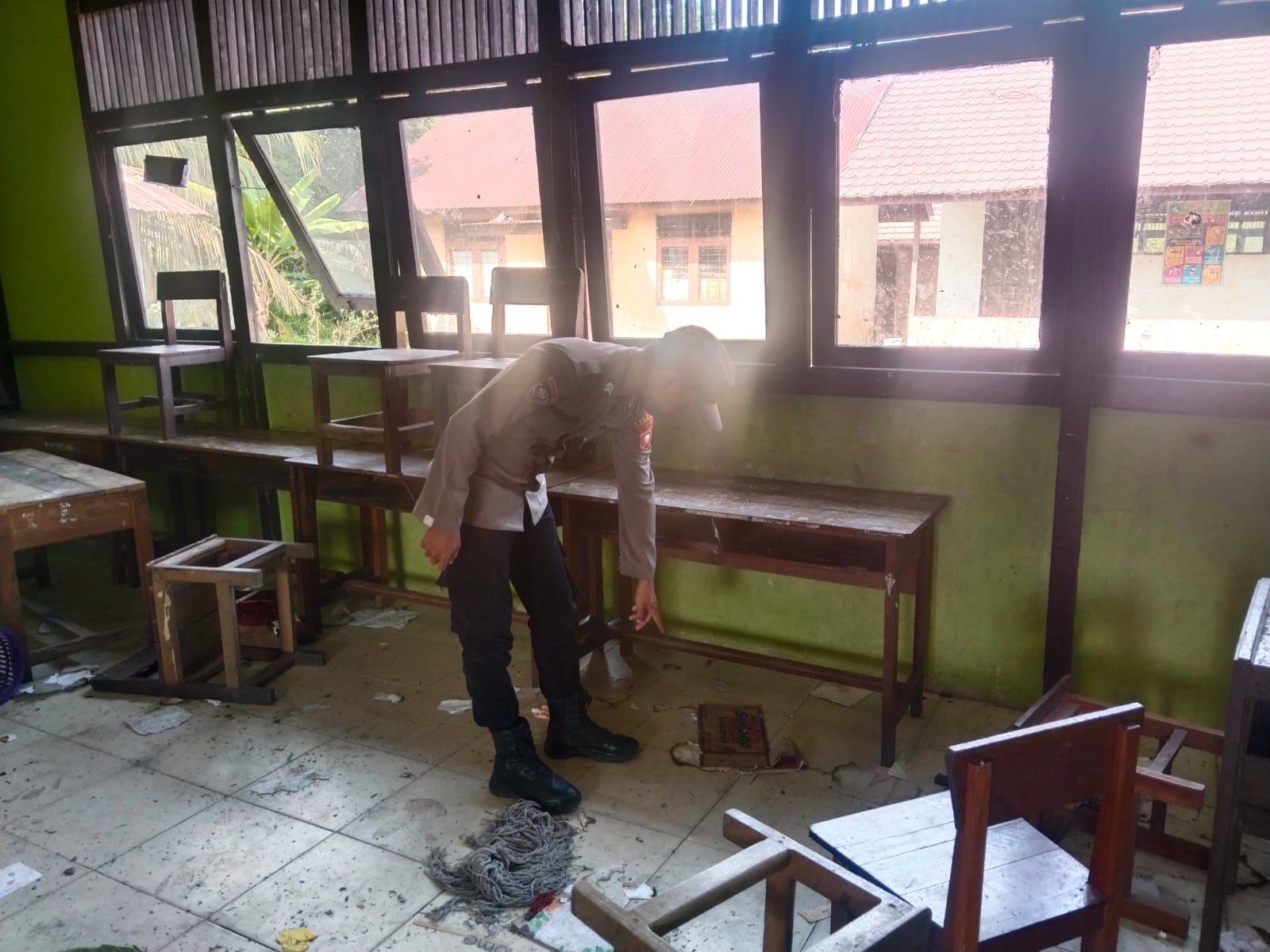 PERIKSA TKP: Polisi melakukan pengecekan Sekolah Dasar Negeri 3 Setalik, Kecamatan Sejangkung, yang dirusak orang tak bertanggungjawab.